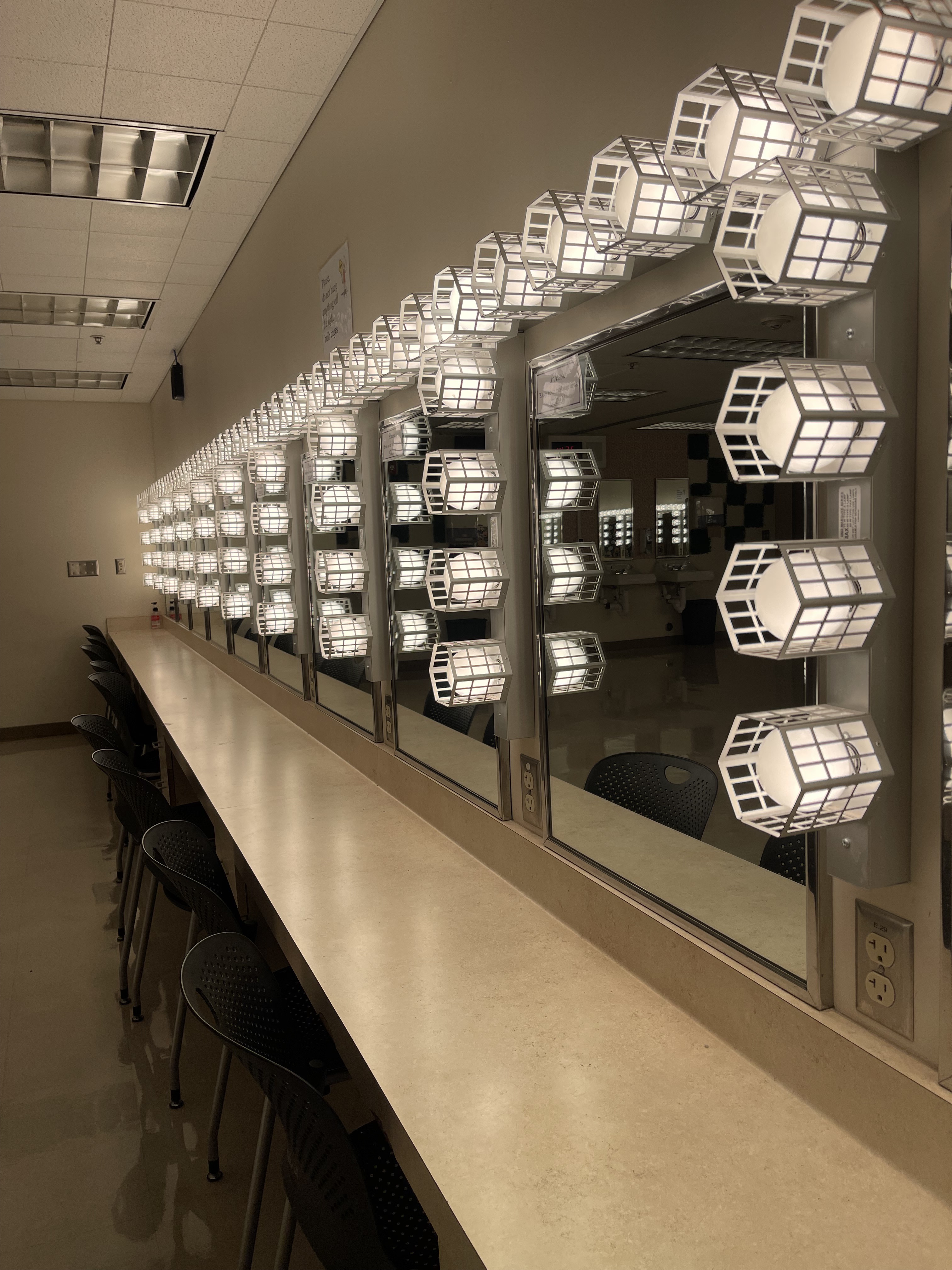 IM体育试玩 Make-up Lab