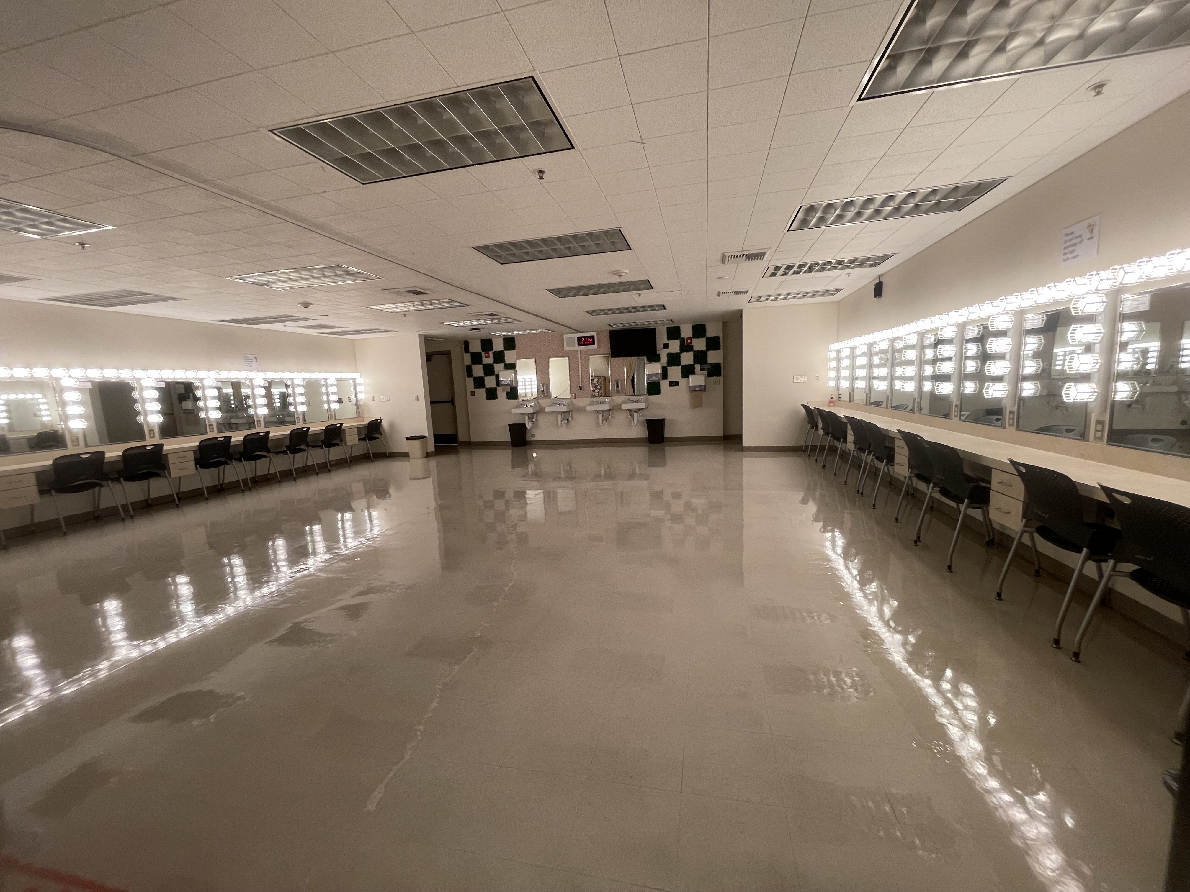 IM体育试玩 Make-up Lab