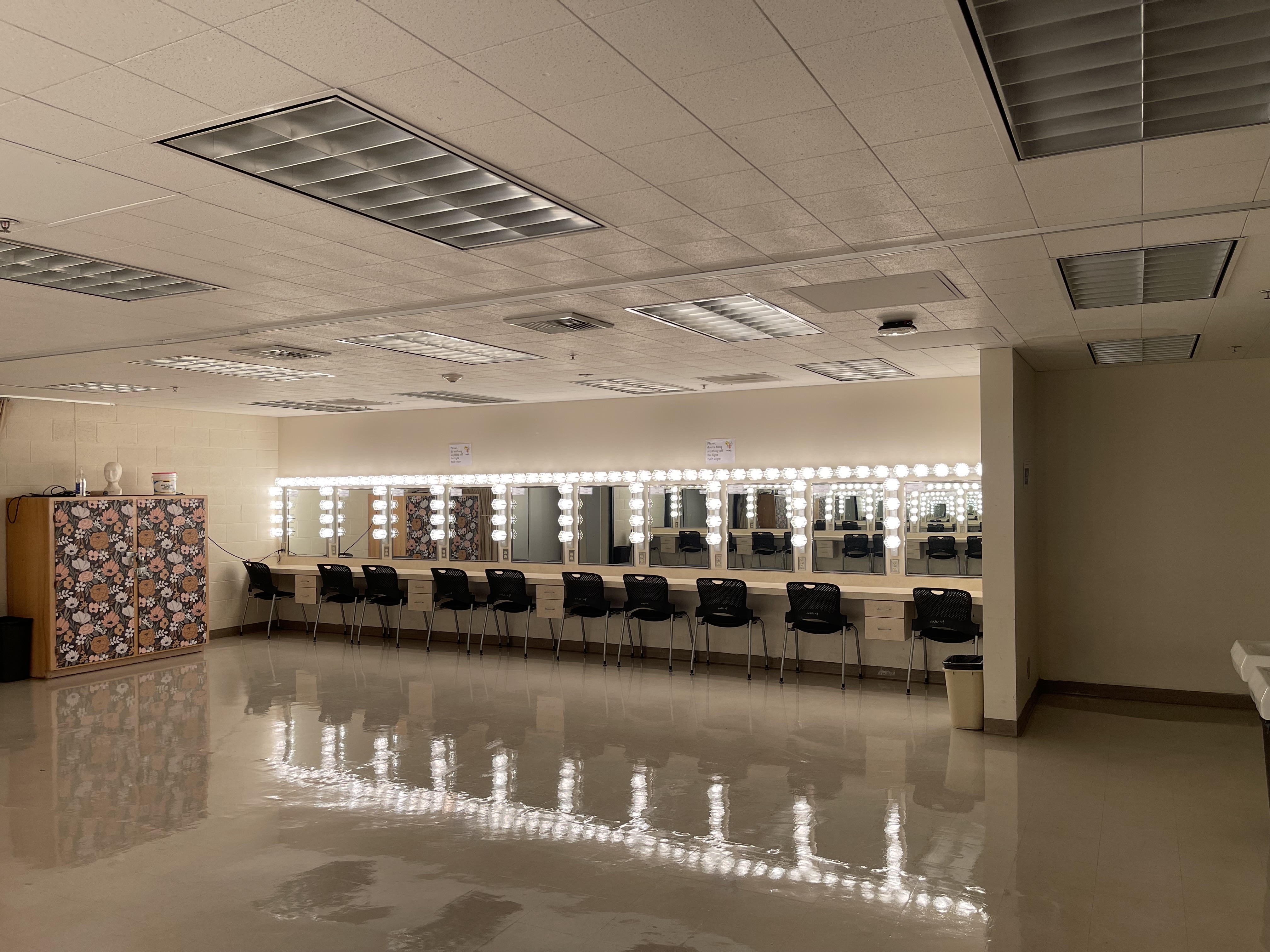 IM体育试玩 Make-up Lab